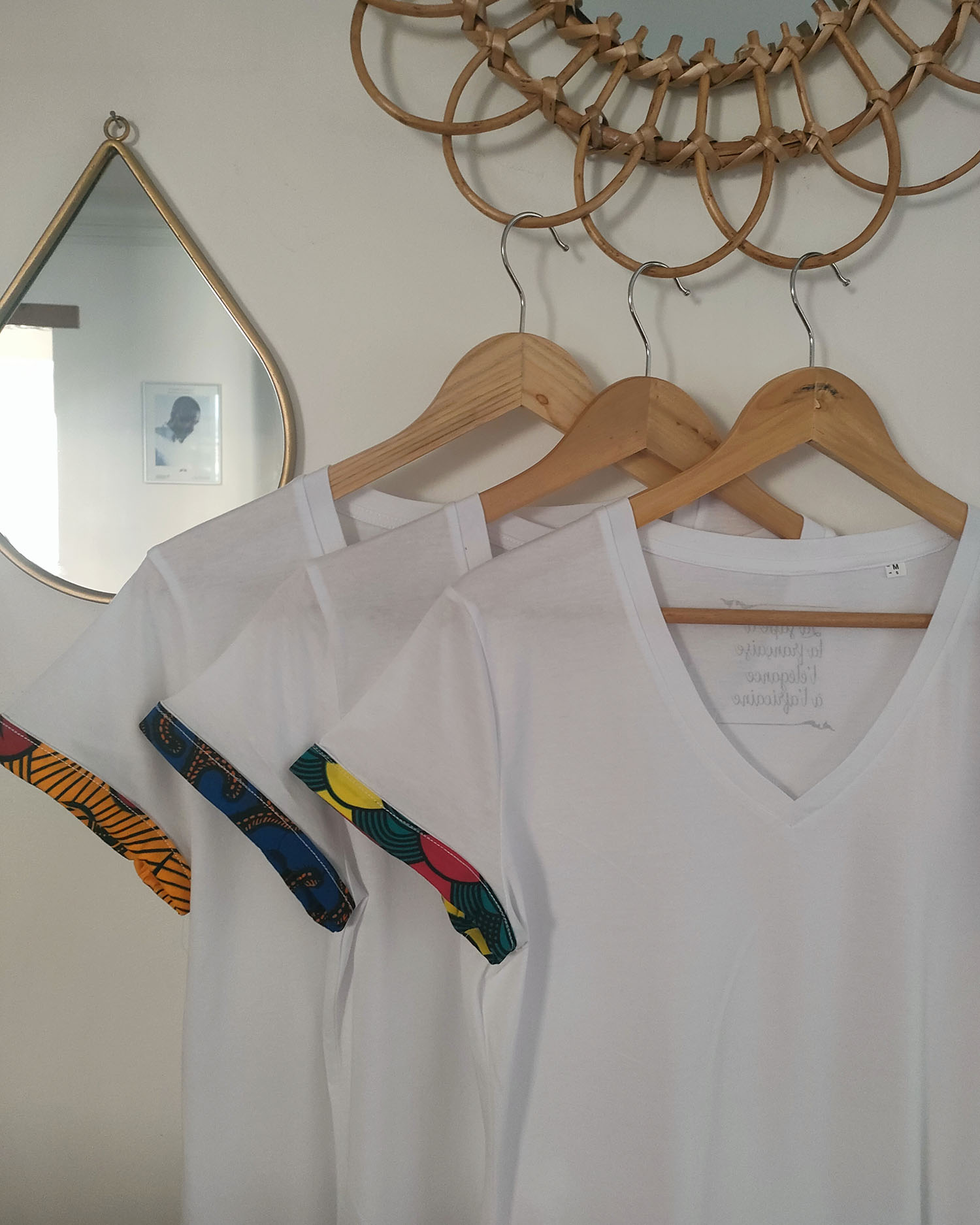 T-shirt en coton avec col en v · Plomb, Blanc · T-shirts